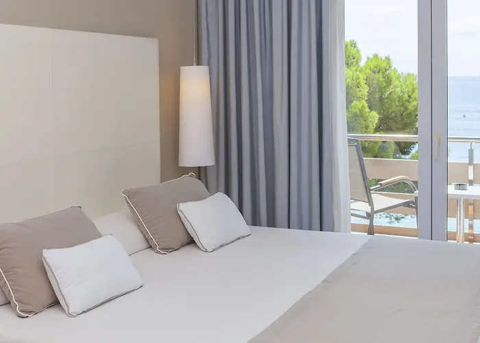 Hotel Canyelles Platja 4*